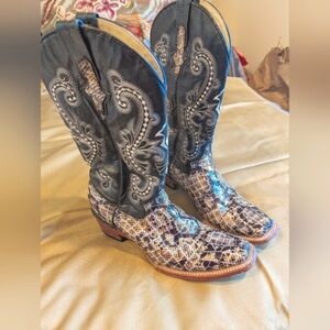 Ferrini Italia faux snake skin women's cowboy boots.Size 9